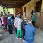 Uczniowie podczas zajęć na świeżym powietrzu?