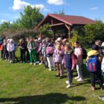 Uczniowie podczas zajęć na świeżym powietrzu?