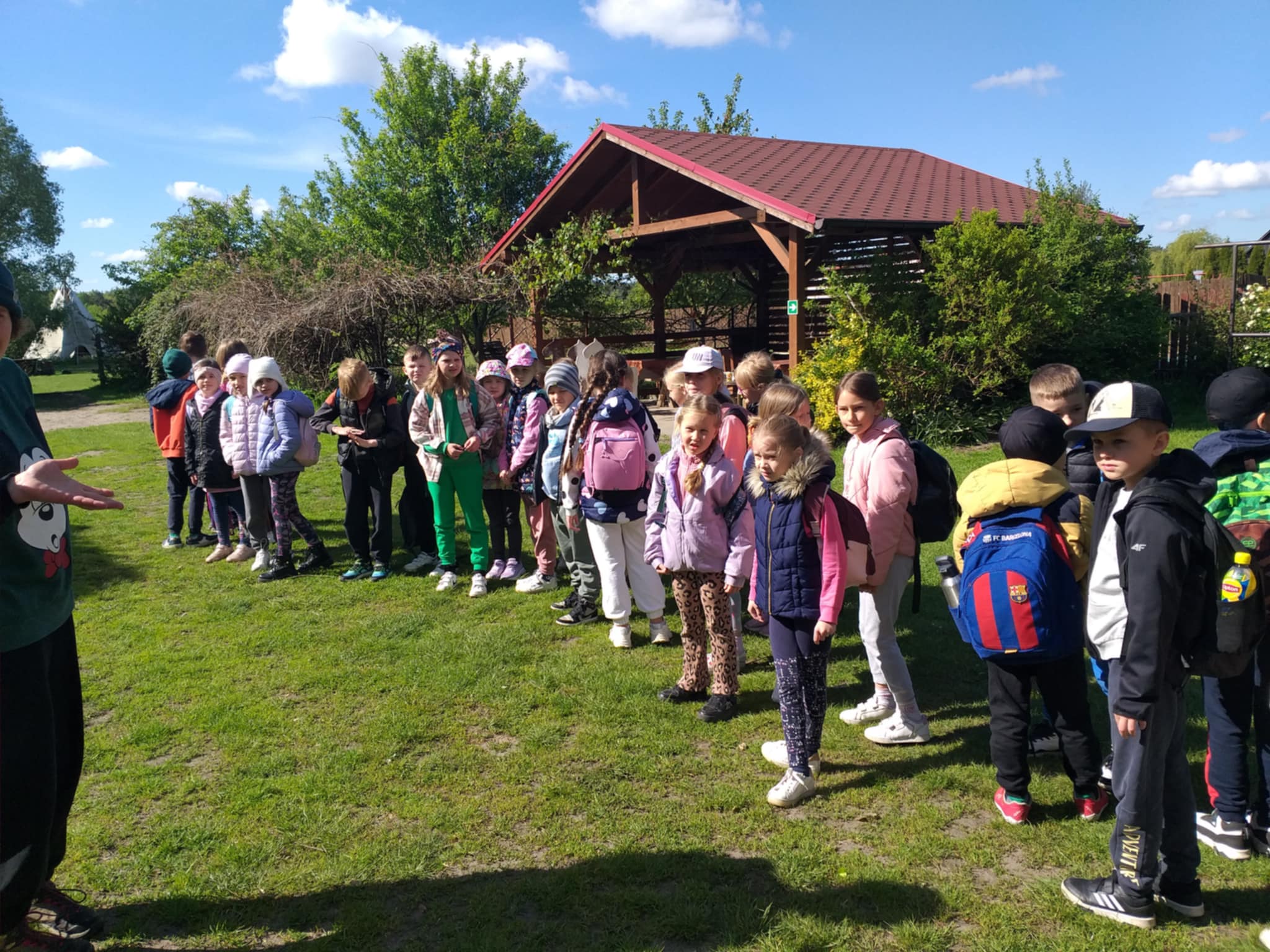 Uczniowie podczas zajęć na świeżym powietrzu?