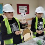 Uczniowie projektują mini ogród w słoiku.