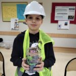 Uczniowie projektują mini ogród w słoiku.