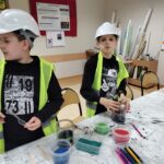 Uczniowie projektują mini ogród w słoiku.