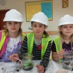 Uczniowie projektują mini ogród w słoiku.