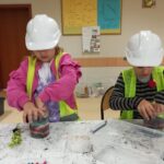 Uczniowie projektują mini ogród w słoiku.