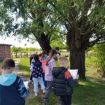 Uczniowie podczas zajęć na świeżym powietrzu?