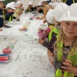 Uczniowie projektują mini ogród w słoiku.