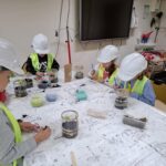 Uczniowie projektują mini ogród w słoiku.