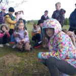 Uczniowie podczas zajęć na świeżym powietrzu?