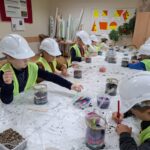 Uczniowie projektują mini ogród w słoiku.