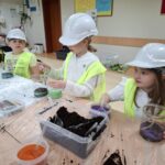 Uczniowie projektują mini ogród w słoiku.