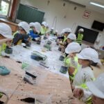 Uczniowie projektują mini ogród w słoiku.