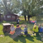 Uczniowie podczas zajęć na świeżym powietrzu?