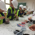 Uczniowie projektują mini ogród w słoiku.