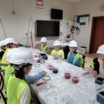 Uczniowie projektują mini ogród w słoiku.