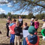 Uczniowie podczas zajęć na świeżym powietrzu?