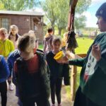 Uczniowie podczas zajęć na świeżym powietrzu?