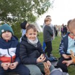 Jedzenie smacznych kiełbasek z ogniska.