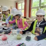 Uczniowie projektują mini ogród w słoiku.