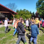 Uczniowie podczas zajęć na świeżym powietrzu?