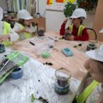 Uczniowie projektują mini ogród w słoiku.