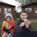 JEDZENIE SMACZNYCH KIEŁBASEK