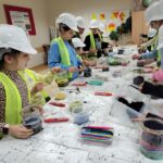 Uczniowie projektują mini ogród w słoiku.