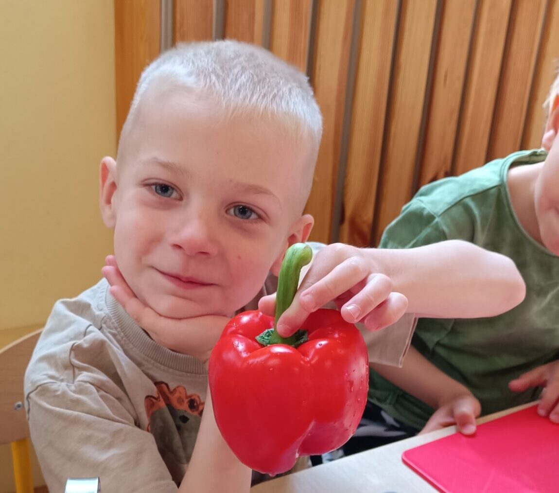 Dzieci robią sałatkę.