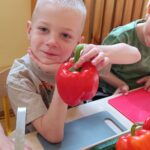 Dzieci robią sałatkę.