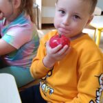 Dzieci robią sałatkę.