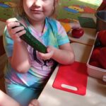 Dzieci robią sałatkę.