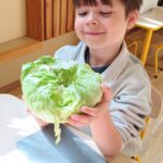 Dzieci robią sałatkę.