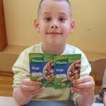 Dzieci robią sałatkę.