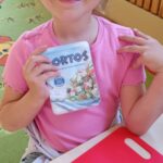 Dzieci robią sałatkę.