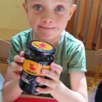 Dzieci robią sałatkę.