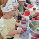 Dzieci robią sałatkę.