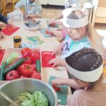 Dzieci robią sałatkę.