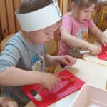 Dzieci robią sałatkę.