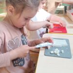 Dzieci robią sałatkę.