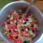 Dzieci robią sałatkę.