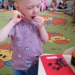 Dzieci robią sałatkę.