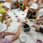 Uczniowie projektują mini ogród w słoiku.