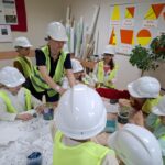 Uczniowie projektują mini ogród w słoiku.