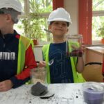 Uczniowie projektują mini ogród w słoiku.