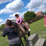 Uczniowie podczas zajęć na świeżym powietrzu?