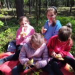 Uczniowie podczas zajęć na świeżym powietrzu?