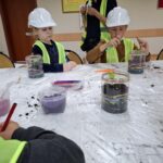 Uczniowie projektują mini ogród w słoiku.