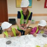 Uczniowie projektują mini ogród w słoiku.