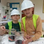 Uczniowie projektują mini ogród w słoiku.