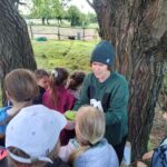 Uczniowie podczas zajęć na świeżym powietrzu?