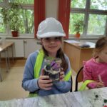 Uczniowie projektują mini ogród w słoiku.